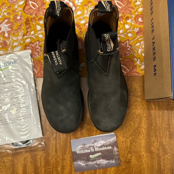 BLUNDSTONE unisex #585 Classic Chelsea Boots in Rustic Black - Picture 5 of 16